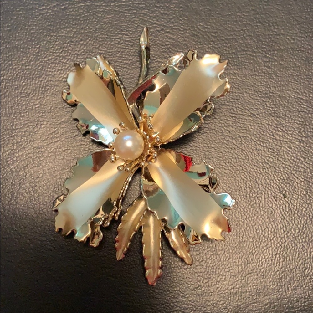 Vintage 1950’s flower pin w pearl